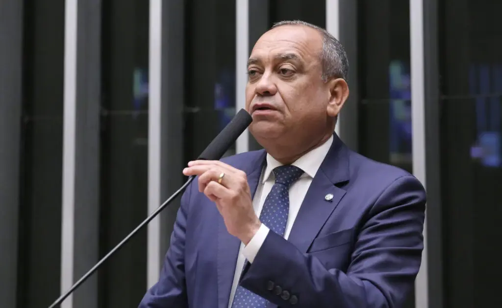Carro de deputado é alvo de ataque a tiros no Rio de Janeiro