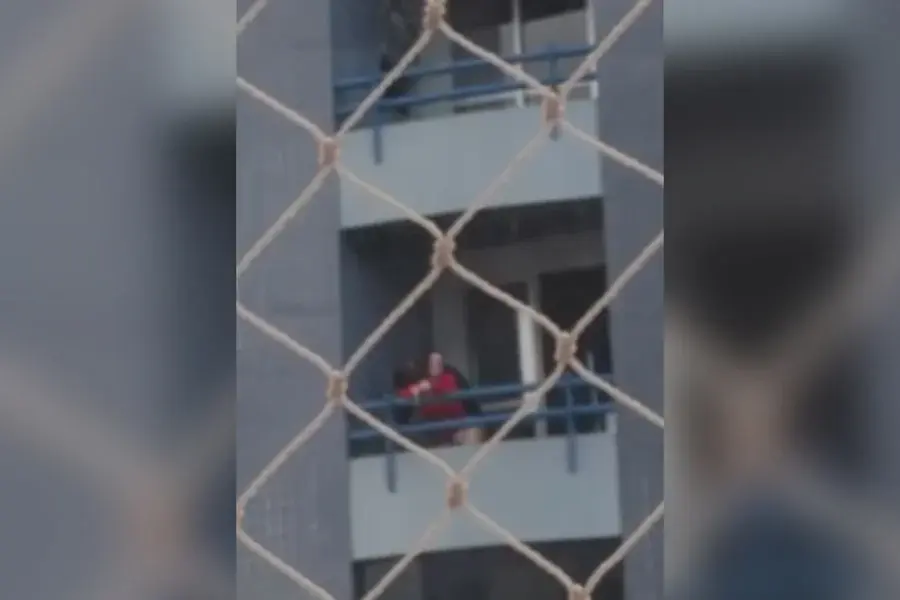 Casal mantém relações na sacada, vizinhos acionam a polícia e eles reagem: “Invejosos”; veja vídeo