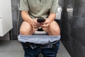Celular no banheiro aumenta em 46% o risco de hemorroidas, aponta estudo