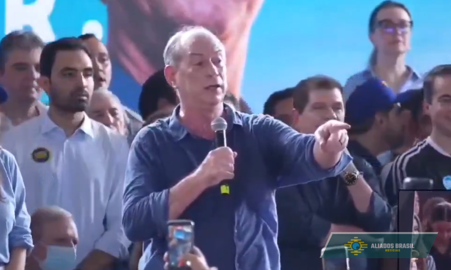 Ciro se altera ao confundir gesto de apoiador com apologia ao CV durante evento: “Prende ele”