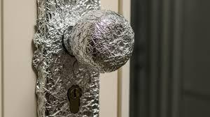 Colar papel alumínio na porta da frente: por que muitas pessoas fazem isso no outono e o que significa