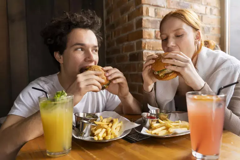 Comer rápido engorda? Entenda o que acontece no seu corpo
