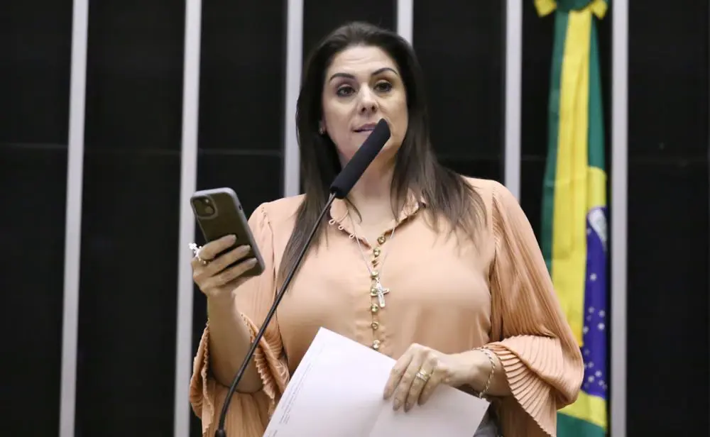 Cotada a vice de Flávio, Simone Marquetto encontra o senador