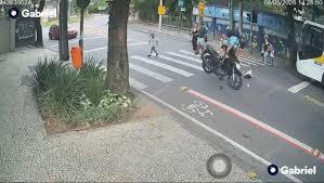 Criança é arremessada por motociclista que avançou sinal e polícia investiga caso; vídeo