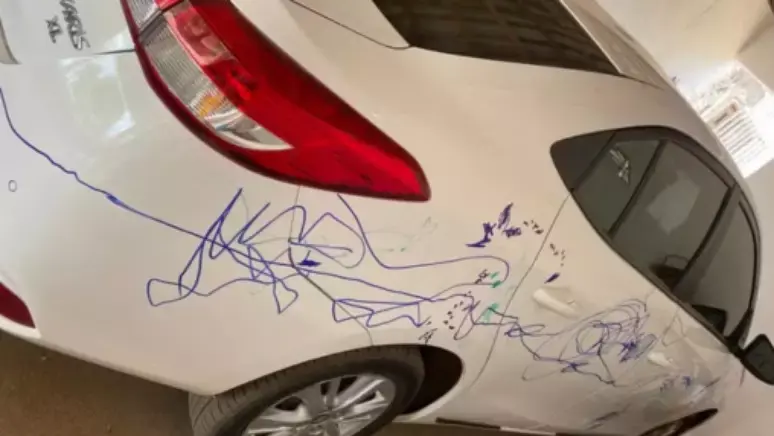 Criança risca carro do pai com caneta permanente e mãe desabafa: 'Minha reação foi chorar' 