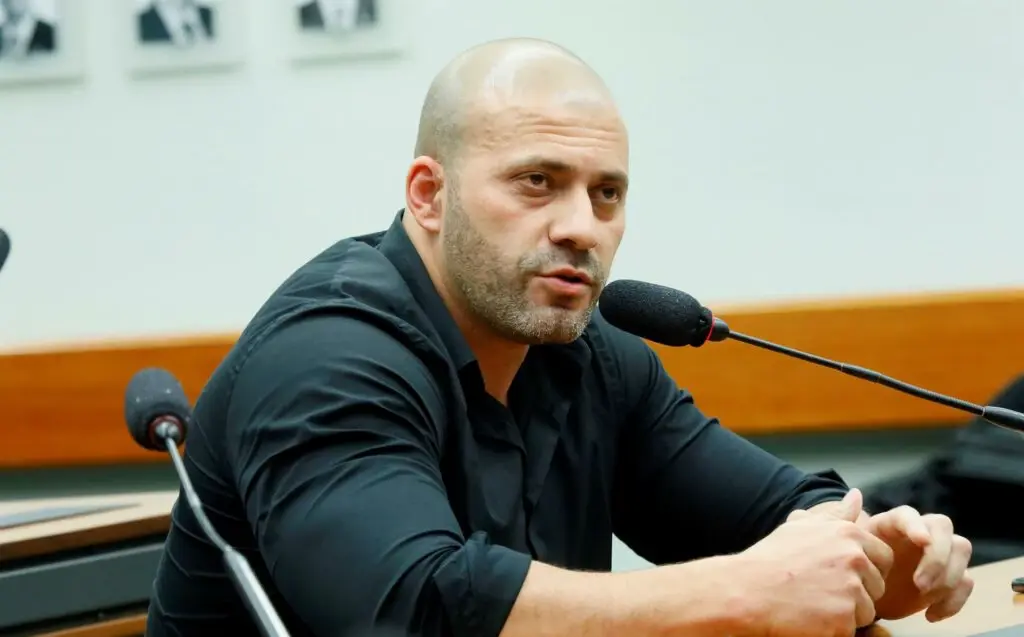 Daniel Silveira pede relaxamento de cautelares para trabalhar no RJ