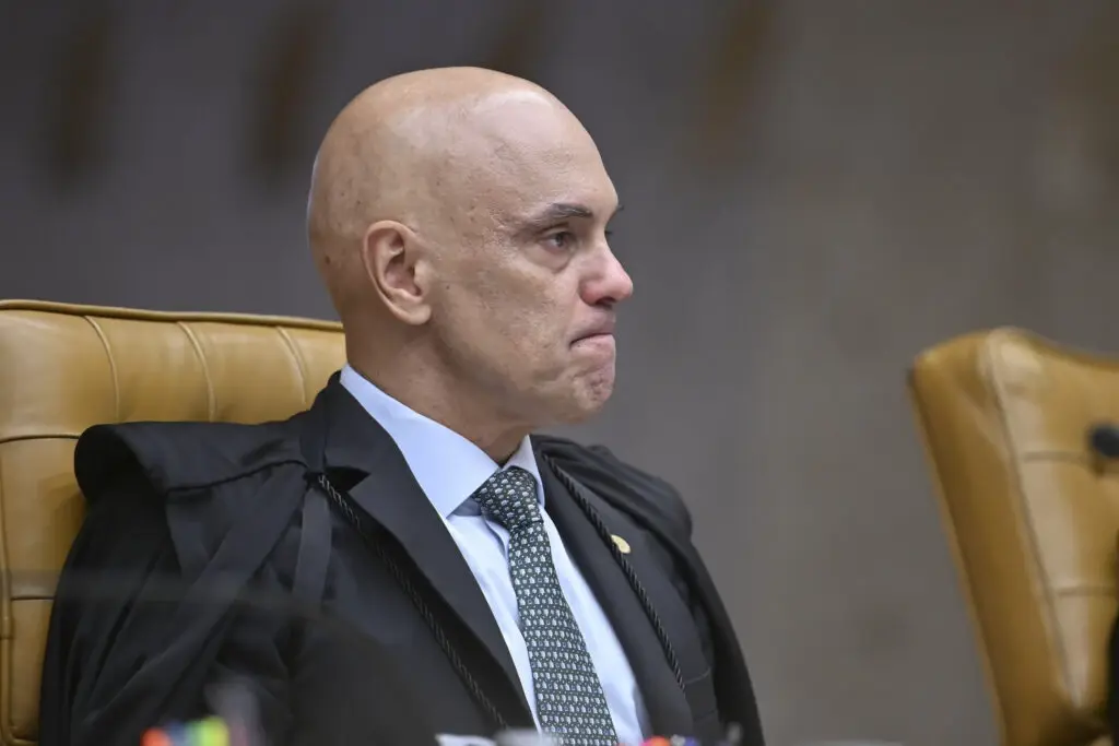 Defensoria Pública da União questiona imparcialidade de Moraes para julgar Eduardo Bolsonaro