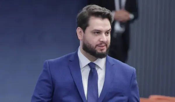 Defesa de Filipe Martins denuncia infiltração em cela no PR
