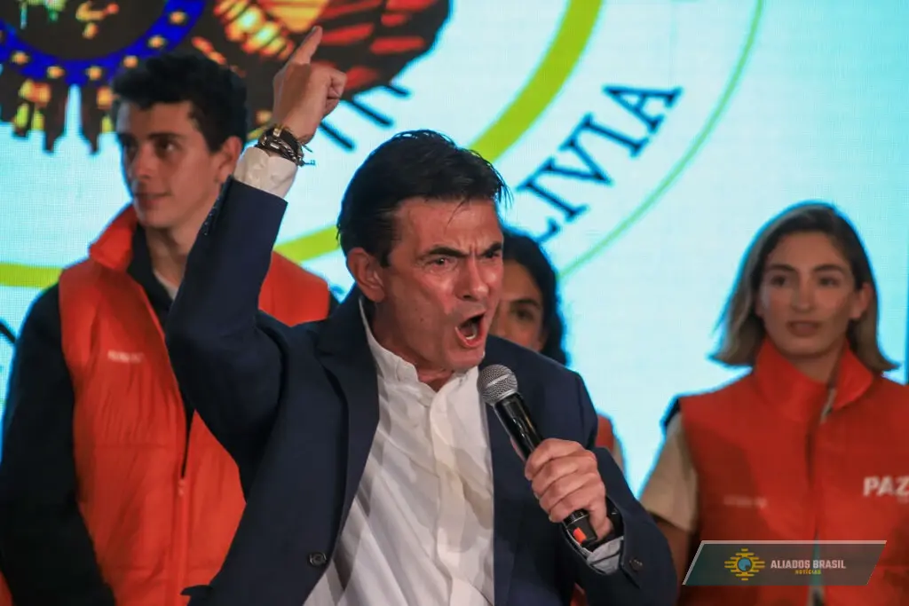 Em meio à crise, presidente da Bolívia reduz o próprio salário