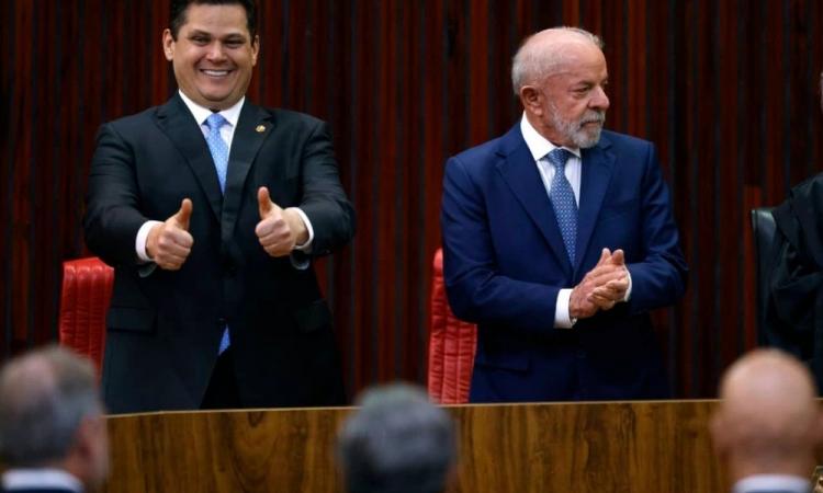 Em meio à tensão nos Três Poderes, Lula e Alcolumbre se reencontram e sentam lado a lado