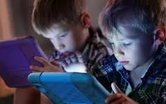Estudo revela impactos negativos do uso diário de celulares e tablets por crianças de 5 anos