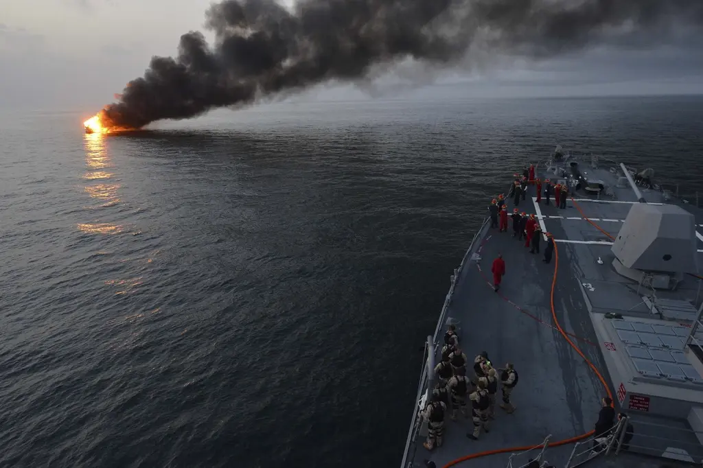 EUA destroem navios e atacam bases militares do Irã no Ormuz