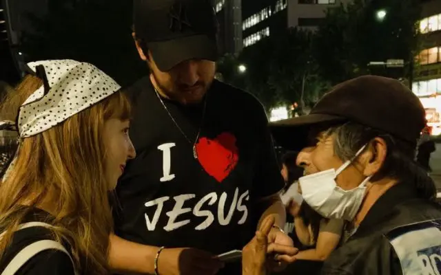 Evangelista prega nas ruas do Japão e homem aceita Jesus