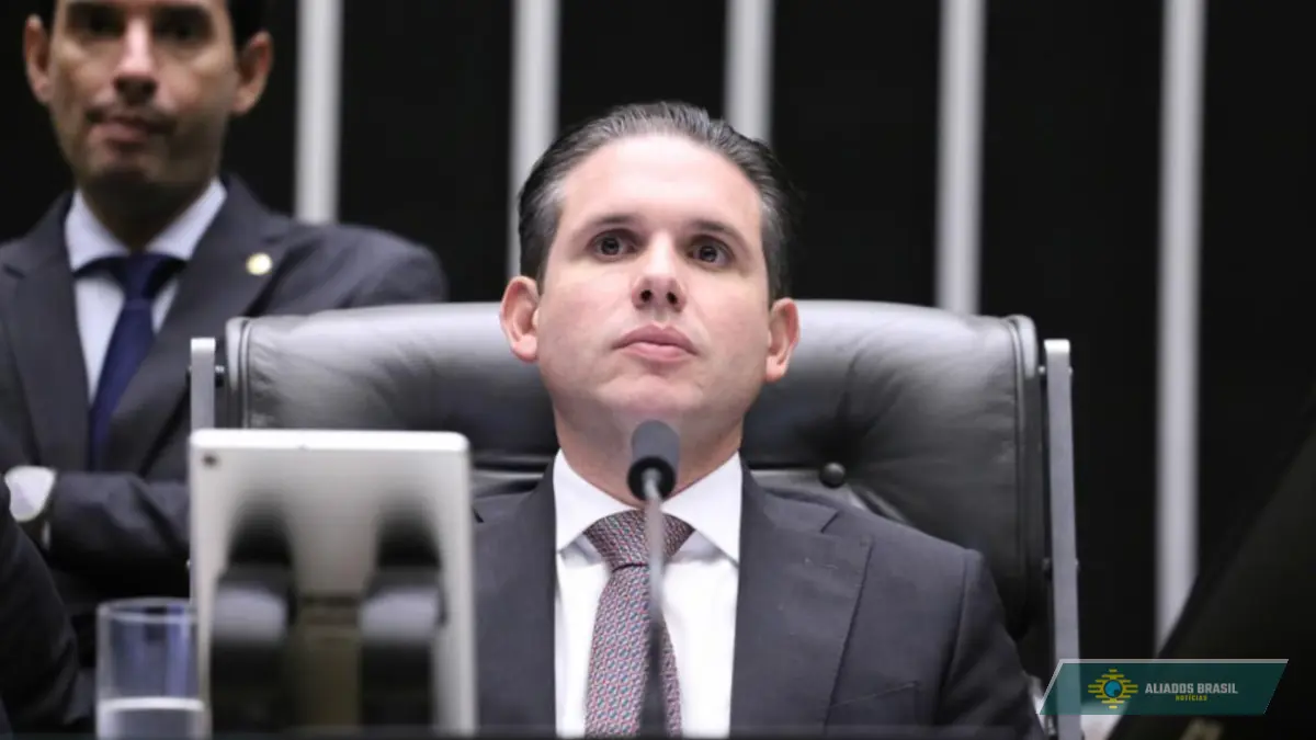 Fim da 6x1 terá jornada de 40 horas e transição de um ano, diz Hugo