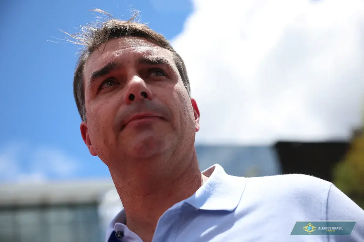 Flávio admite que visitou Vorcaro em casa após a prisão
