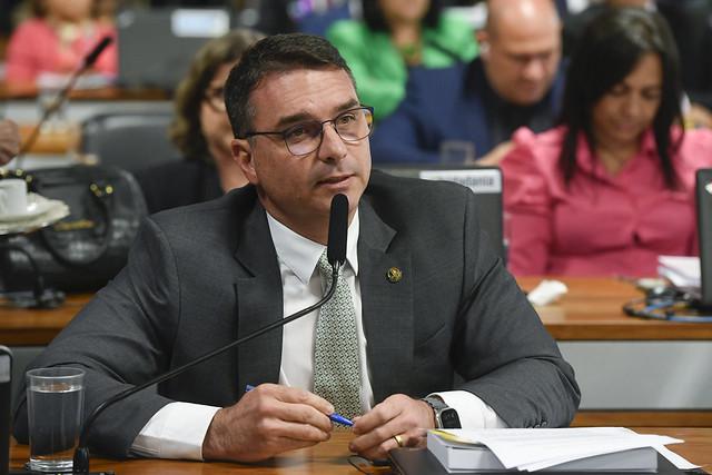 Flávio Bolsonaro e líder da oposição assinam pedido de CPMI do Banco Master; veja detalhes