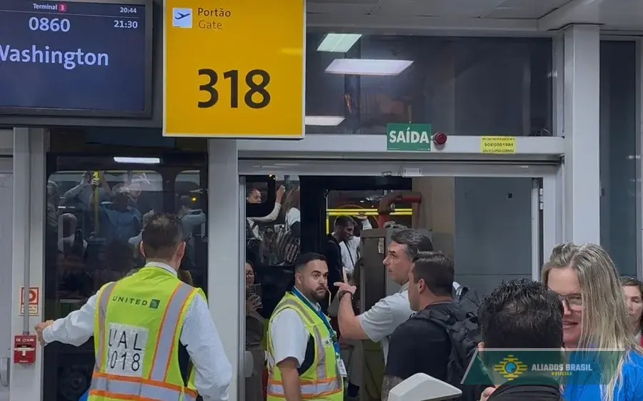 Flávio Bolsonaro embarca para os EUA e deve se reunir com Donald Trump nesta semana