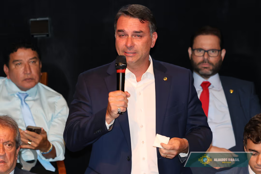 Flávio Bolsonaro promete subir rampa do Planalto com condenados do 8/1