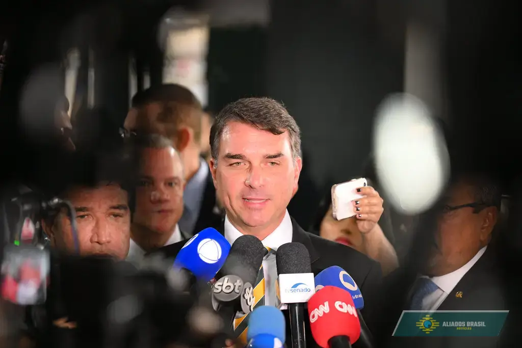 Flávio Bolsonaro reage a reportagem do Intercept sobre suposto financiamento de filme de Jair Bolsonaro