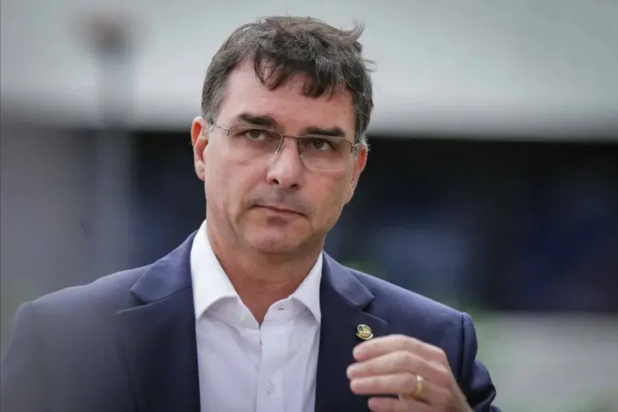 Flávio Bolsonaro se manifesta após operação da PF contra Ciro Nogueira