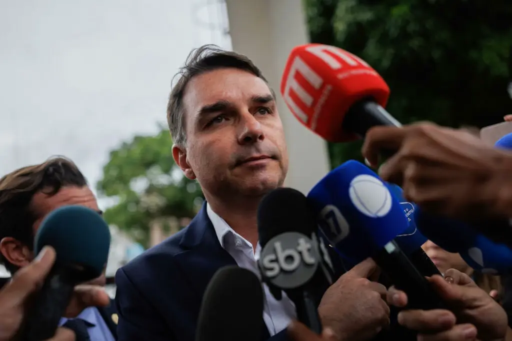 Flávio Bolsonaro visita Anderson Torres: “Vítima da perseguição”