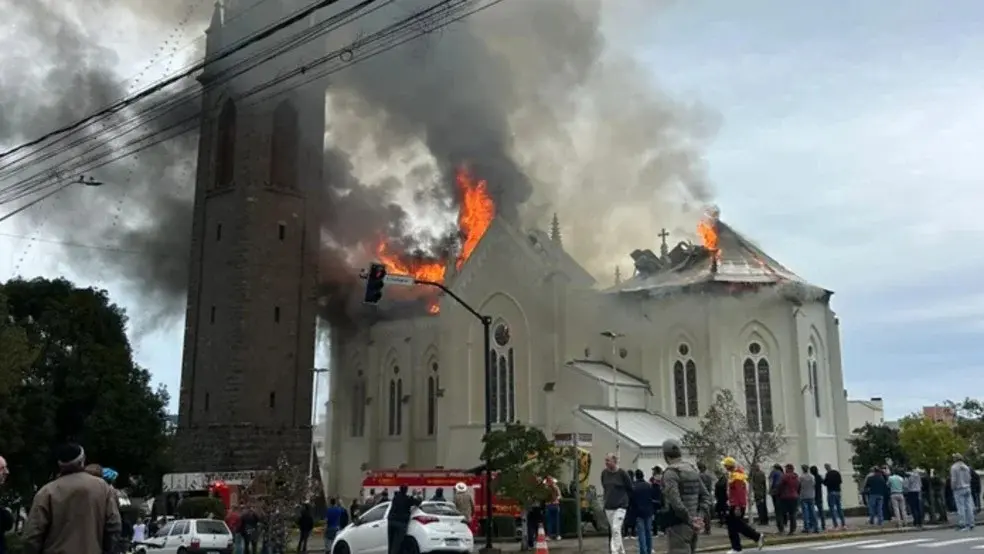 VÍDEO: Incêndio de grandes proporções atinge Igreja Matriz e destrói parte de patrimônio histórico na Serra Gaúcha
