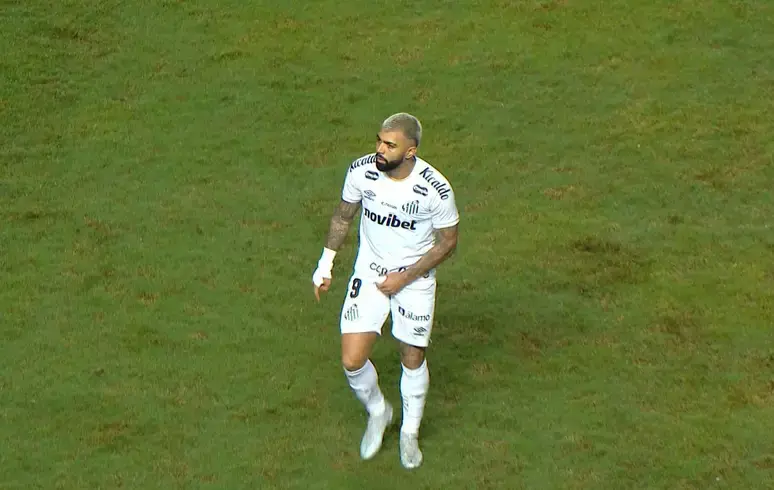 Gabigol é expulso por gesto obsceno após marcar contra o Vitória pelo Brasileirão 