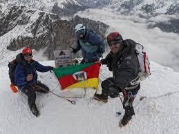 Gaúcho Roberto Lucchese conquista o Everest e leva a bandeira do RS ao topo do mundo