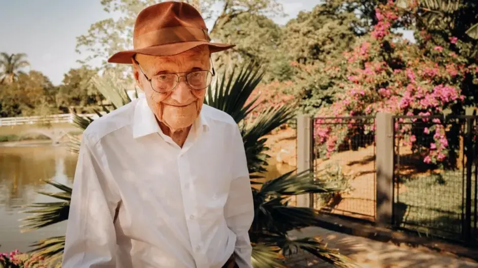 Idoso de 100 anos revela hábito diário para viver mais