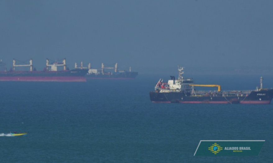 Irã ataca navio cargueiro no Estreito de Ormuz e desafia bloqueio dos EUA