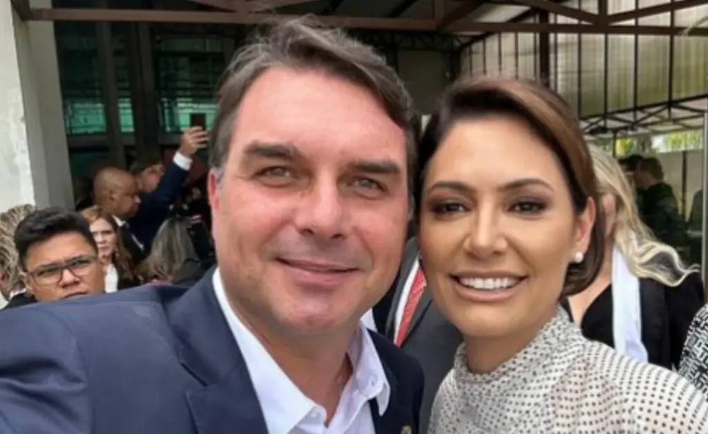 Jair Bolsonaro dobra aposta em Flávio e descarta lançar Michelle