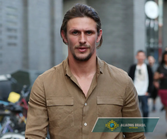 Jake Hall, ex-participante de reality show britânico, morre de forma trágica na Espanha