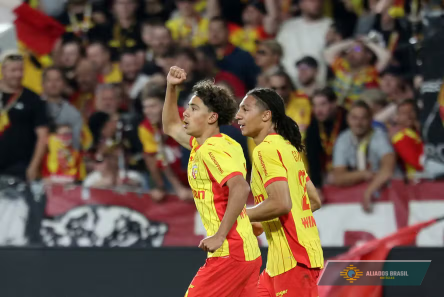 Jogador de 16 anos faz gol com 14 segundos em campo e leva time francês à Champions; veja vídeo