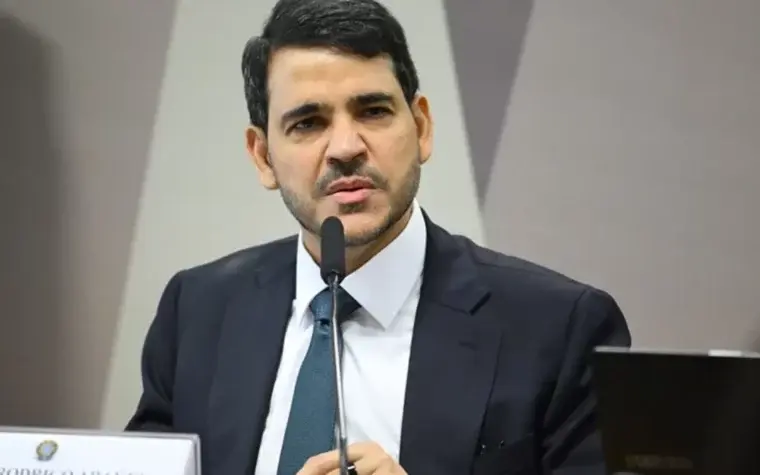 Jorge Messias engorda contracheque com R$83 mil em extras na AGU em só 3 meses