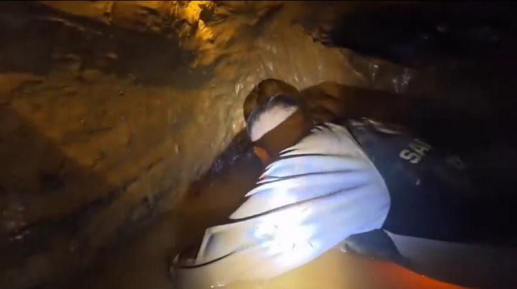 Laos tenta resgatar os dois últimos homens presos em uma caverna