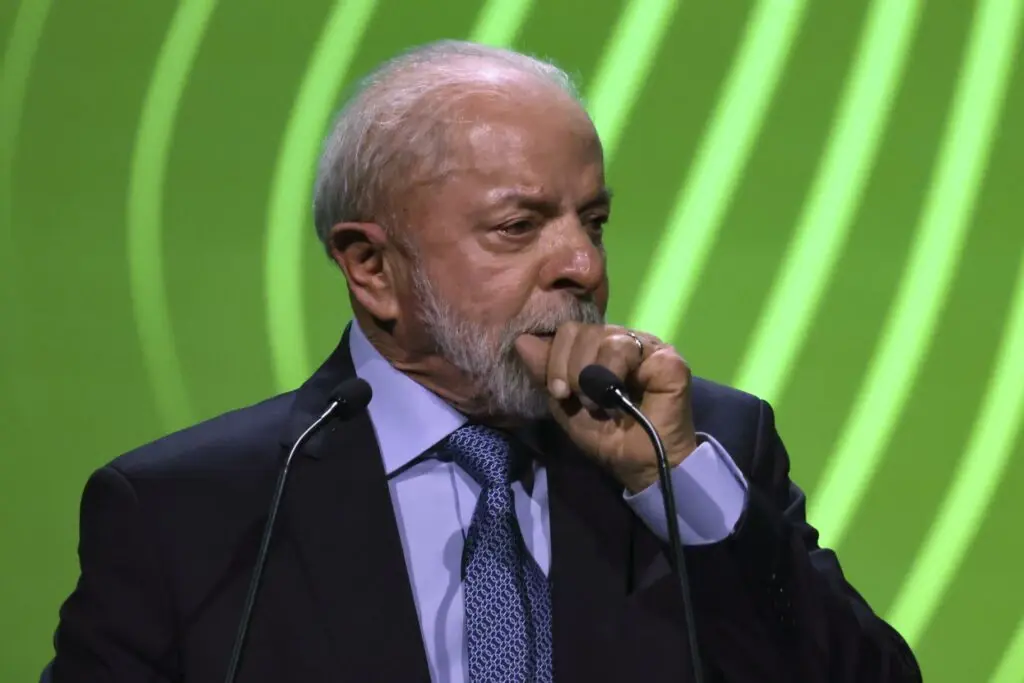 Lula desperdiça R$ 260 milhões com demora na compra de vacina