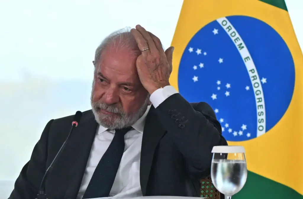 Lula passa por segunda sessão de radioterapia em hospital no DF
