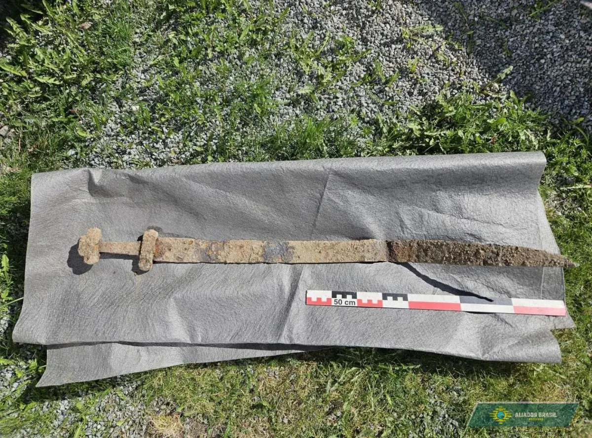 Menino de seis anos encontra espada milenar da Era Viking na Noruega