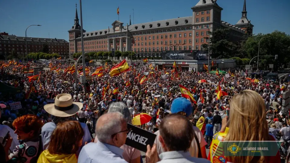 Milhares vão às ruas em Madri contra governo socialista de Pedro Sánchez