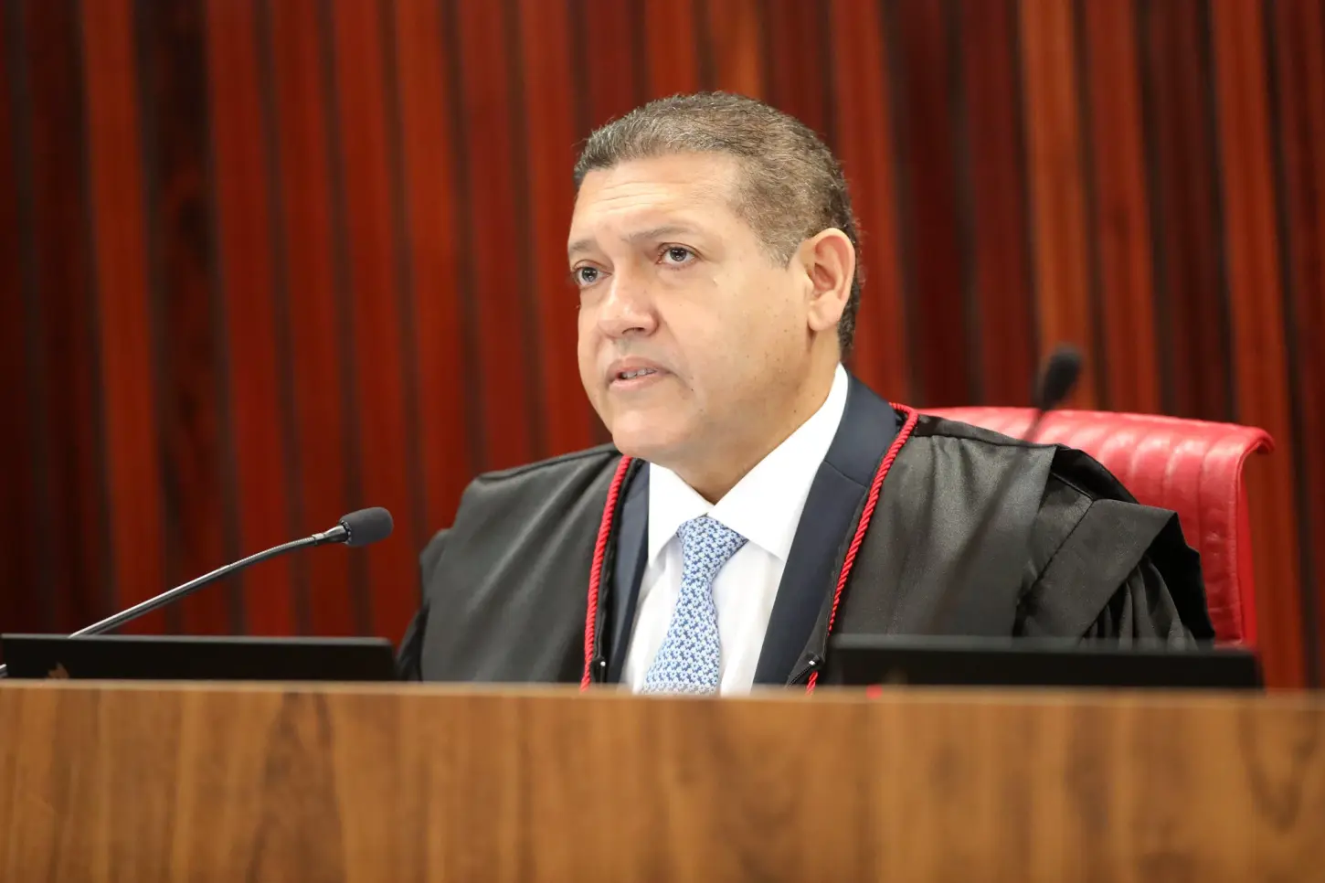 Ministro Nunes Marques convida Bolsonaro para posse no TSE