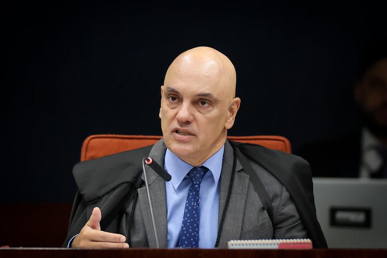 Moraes envia à PGR pedido para incluir Jair e Flávio Bolsonaro em investigação ligada a Eduardo Bolsonaro