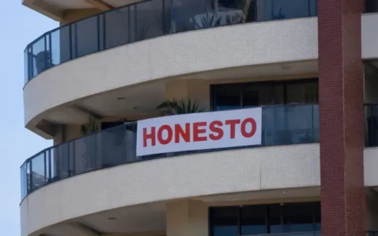Moraes manda arrancar faixa com a palavra “honesto” em prédio de Brasília