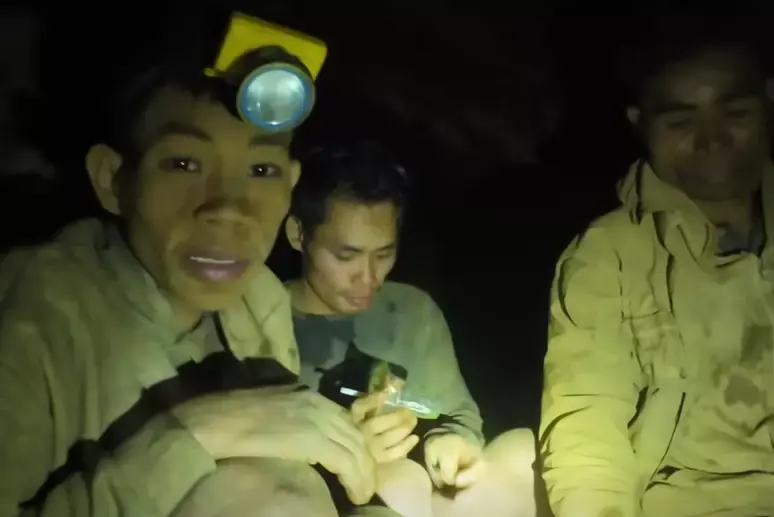 'Não precisa se preocupar, mãe': sobreviventes presos em caverna no Laos mandam recado para família 
