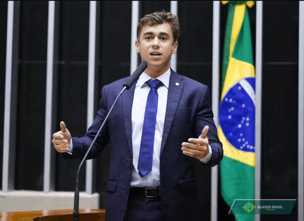 Nikolas parabeniza Flávio Bolsonaro por “golaço” com EUA