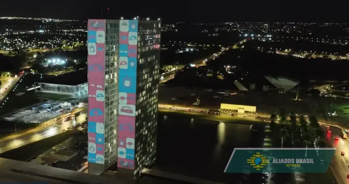 No Dia da Família, Congresso tem luzes pelo Dia do Orgulho Trans