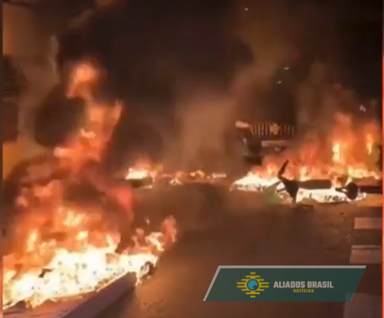 Noite de terror em Paris: Festa do título do PSG vira praça de guerra com carros incendiados
