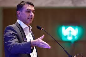 “Nossos criminosos, Lula?”, ironiza Flávio Bolsonaro