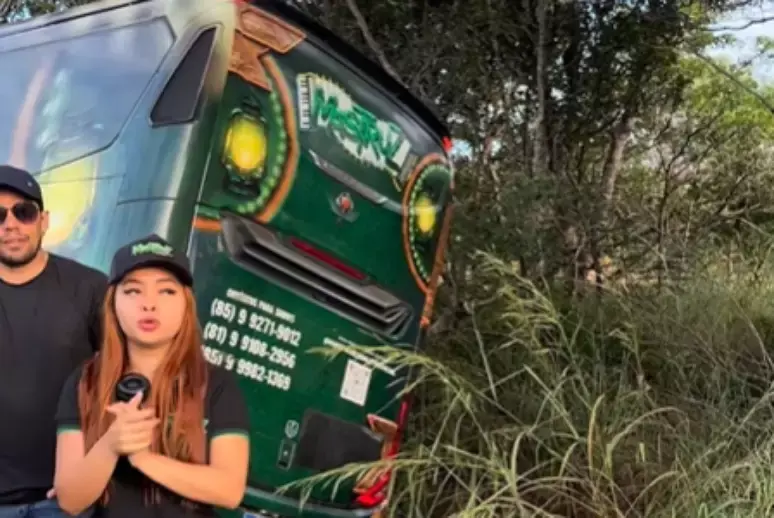Ônibus sai da estrada e banda Mastruz com Leite sofre acidente  