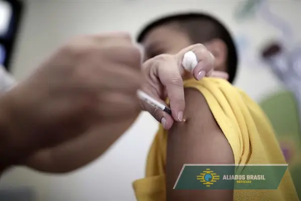 Pacientes recebem água destilada em vez de vacina da gripe em MG