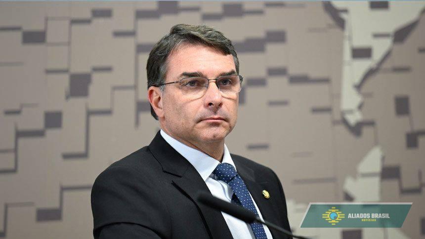 Pedi a Trump que classifique PCC e CV como terroristas, diz Flávio